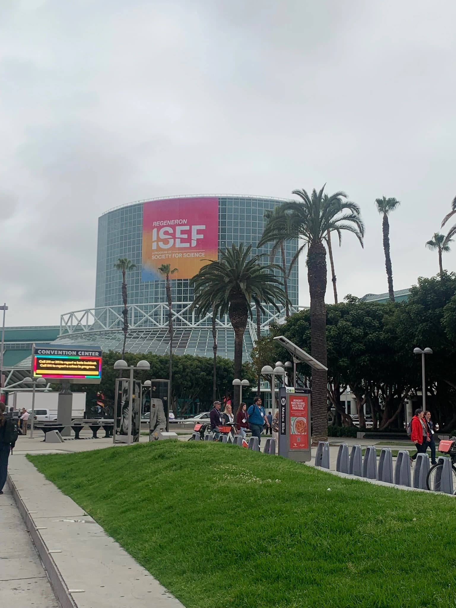 ISEF-Messegebäude mit großen Plakaten